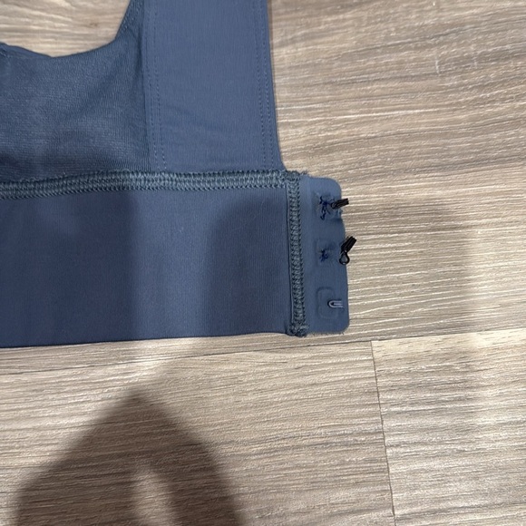 Lululemon Women's Blue Sports Bra size 2 - Picture 6 of 7